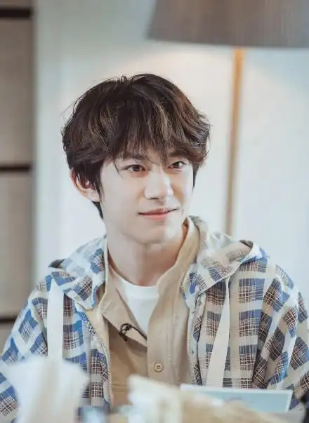 易烊千玺卷发造型,梨涡浅笑,抱着猫的千玺弟弟真的温柔如水啊