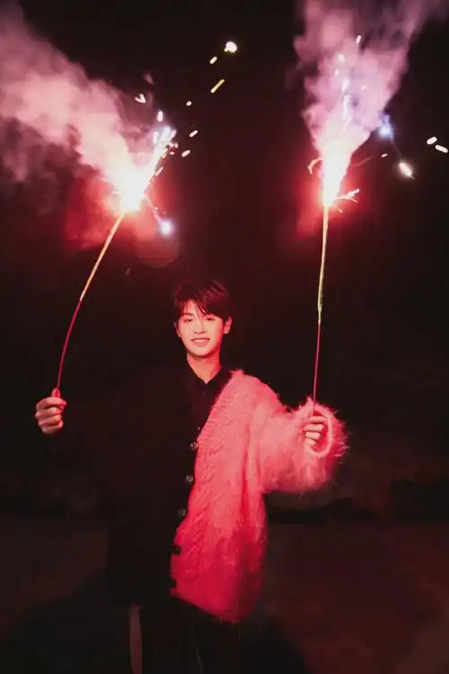 黄明昊夜幕烟花氛围感大片