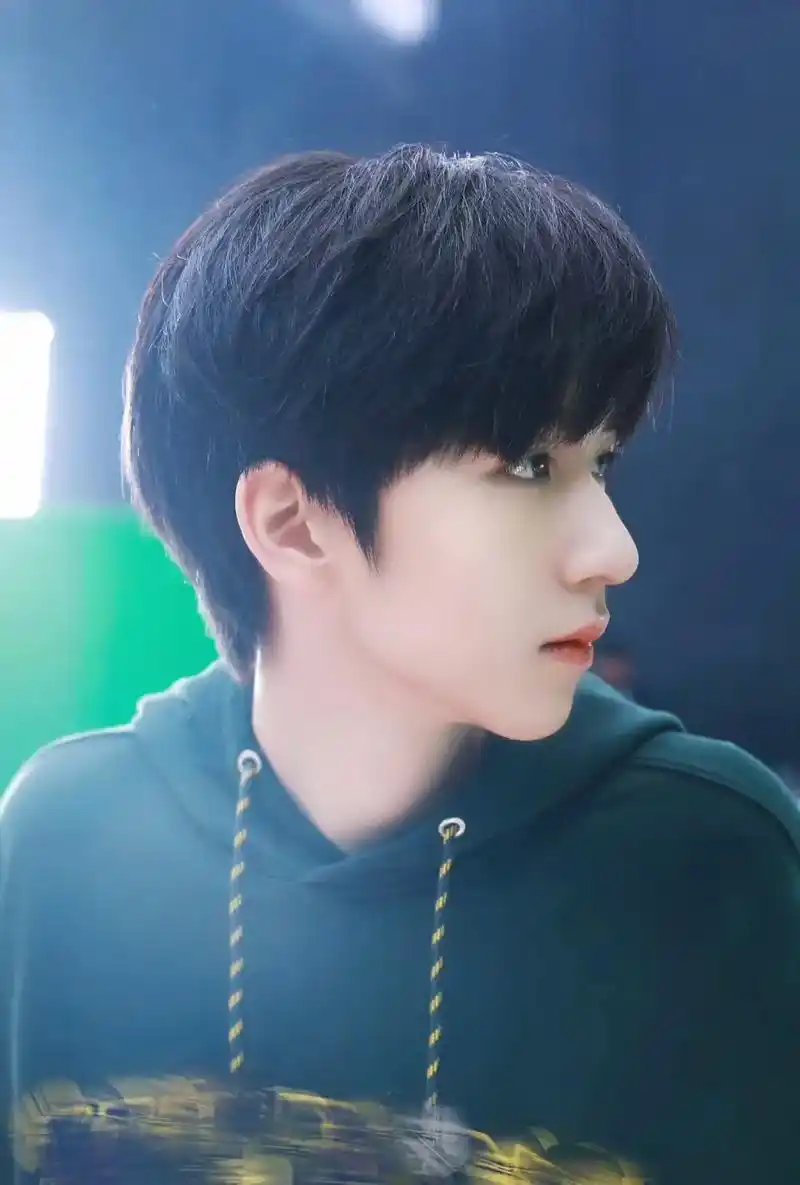 什么,这不是我的白月光初恋嘛#贺峻霖#清冷感#月光少年#时代 - 抖音