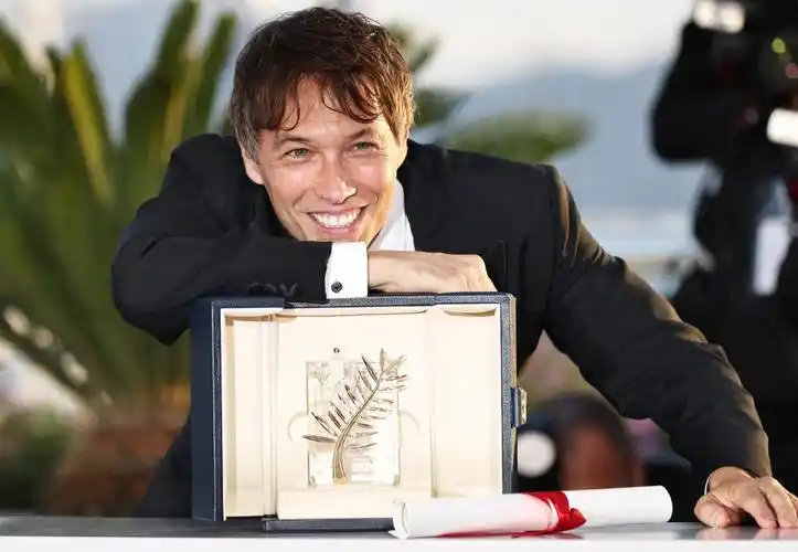 67《阿诺拉》获第77届戛纳电影节"金棕榈奖"