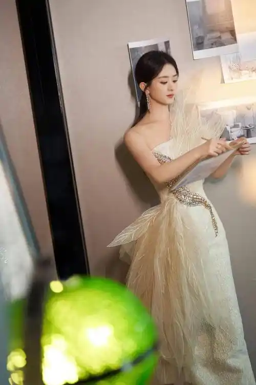 赵丽颖全新魅力造型:端庄优雅,女神风范