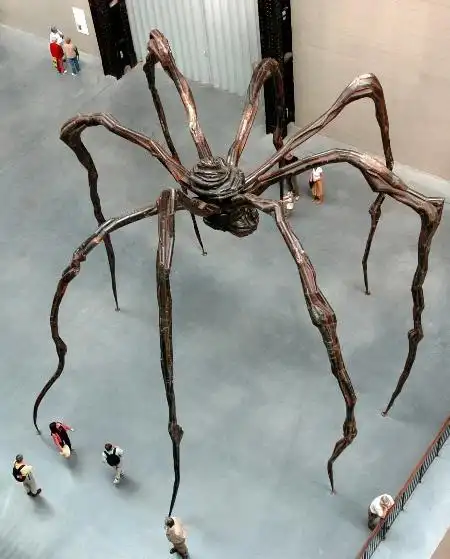 5月17日,几名参观者在英国伦敦泰特现代艺术馆观看一个巨型蜘蛛雕塑