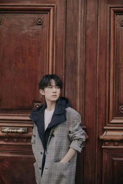 易烊千玺秋日写真漫步巴黎河畔