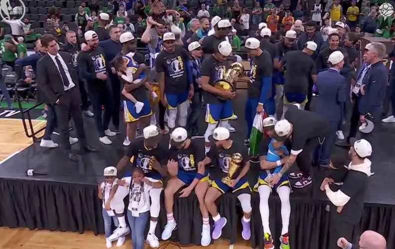 勇士夺冠全家福!