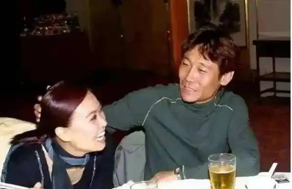 原创那英和高峰在一起十年被分手带儿子嫁给酒吧老板婚后甜蜜幸福