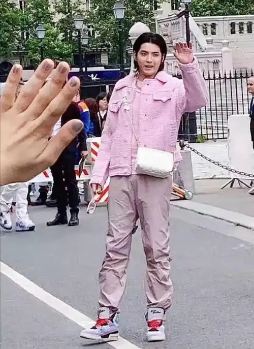 看完吴亦凡最新"胖照",我默默地放下了手中的炸鸡