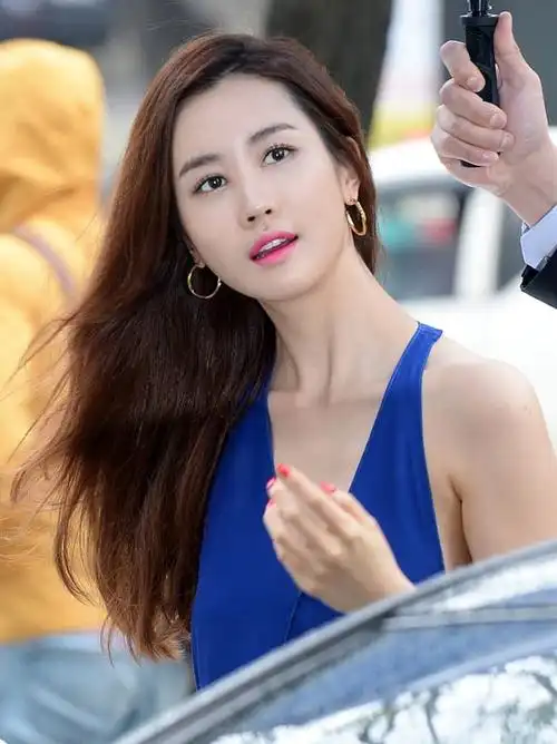 感觉李多海变了很多,看着少了一些甜美气质,但穿小蓝裙还挺好看