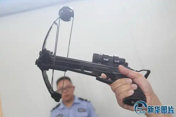 重庆五男子开出租车偷狗弓弩涂毒4小时射杀11条狗肉还敢吃么