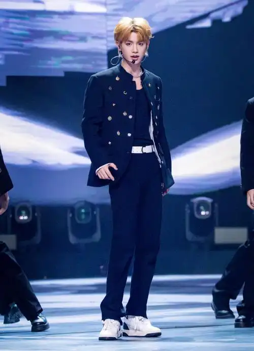 黄明昊一人之众首舞台