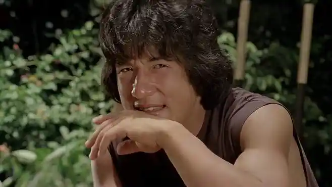 醉拳:成龙练武有成来报仇,棍王被他打得狗吃屎,毫无还手之力-影视综