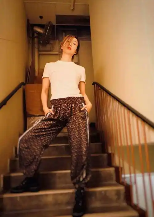 郑秀文剪了沙宣头气场全开,穿连衣裙开心亮相,走出风波后更美_图案