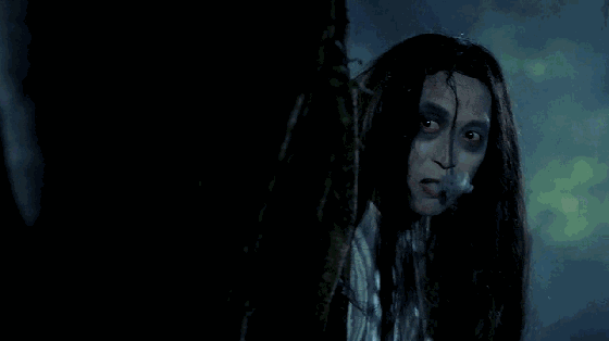 过年不送对联了,直接每家发几张她的照片,据说可以疏经活血,防鬼辟邪