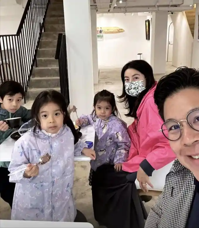 霍启刚晒照秀恩爱,紧搂妻子神情得意,郭晶晶穿长裙靴子好优雅