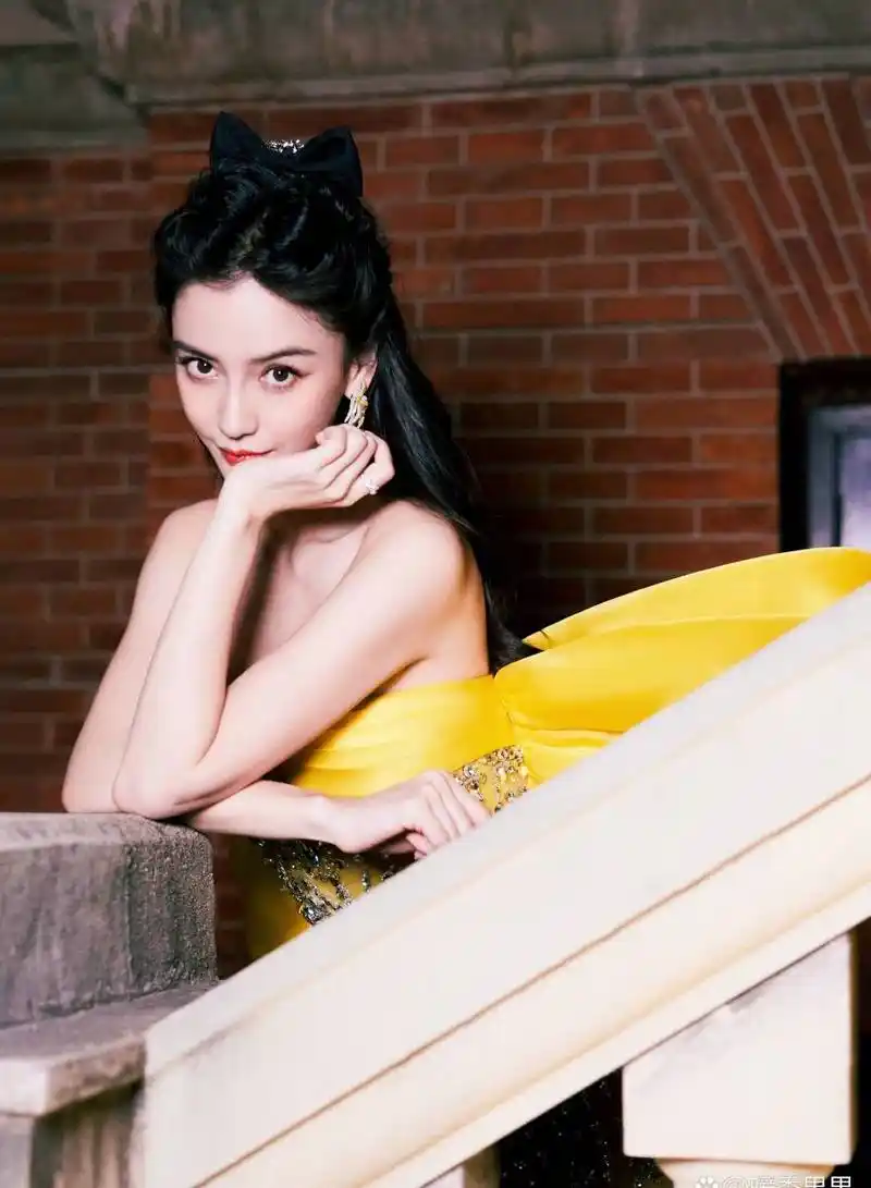 杨颖金色晶钻礼服写真太惊艳,皮肤白皙如雪,宛如逃亡公主[鼓掌]