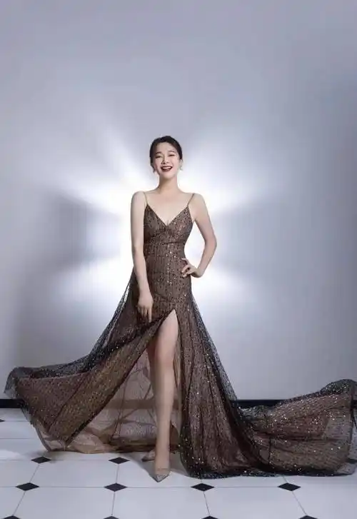 46岁左小青身材真丰腴!