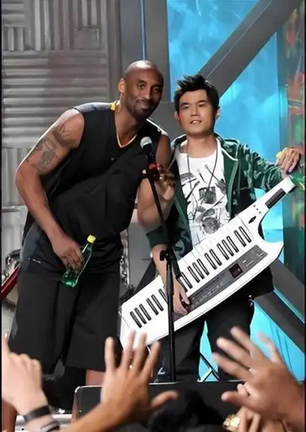 周杰伦演唱会"哭"上热搜,背后原因曝光,他为何会破防呢?