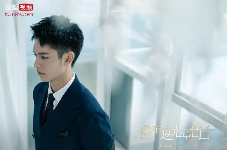 《他在逆光中告白》今日曝光终极预告片和海报,"真爱可能会迟到但绝不