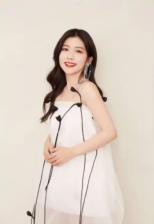 赖美云mv拍摄,印花字母抹身材裙前短后长,头发长度到腿了