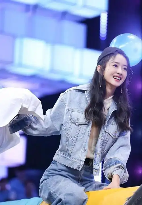 赵丽颖太绝了穿白色上衣配牛仔裤清新大方笑起来好甜