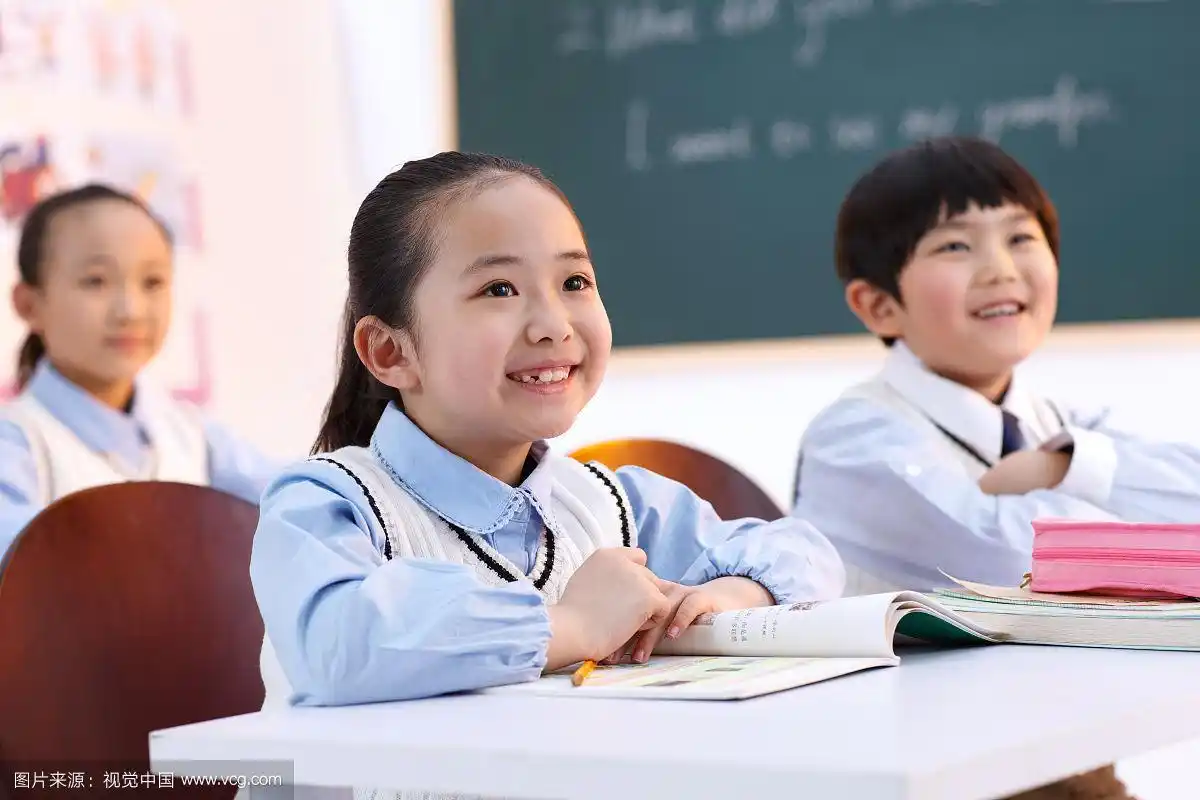 小学生在教室里上课