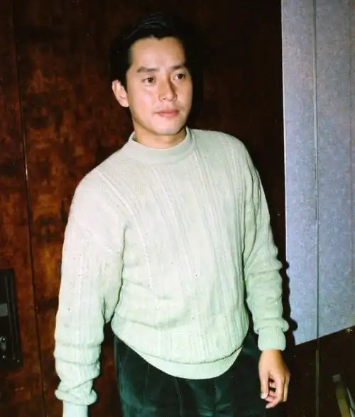 自称"年年25岁"的香港80年代乐坛巨星谭咏麟,校长年轻很帅