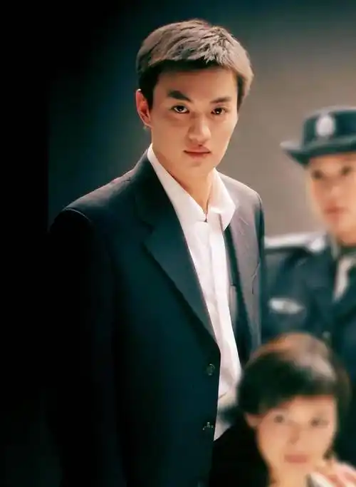 周一围为何突然不"红"了看看他干过的事,就不足为奇了!