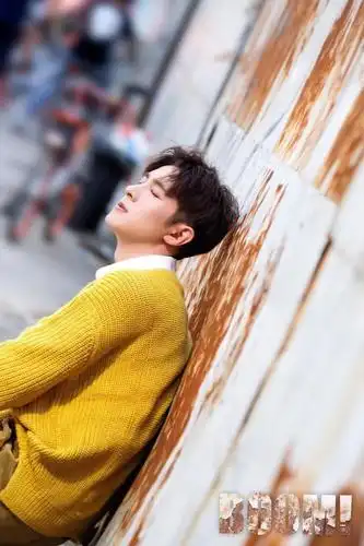 季肖冰最新街拍曝光狼人杀主题新奇时尚