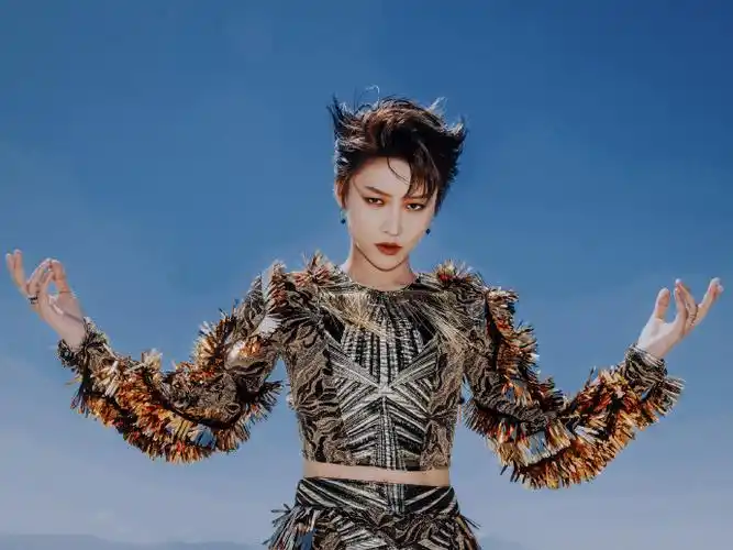 刘雨昕科切拉音乐节##刘雨昕沙漠金色战神