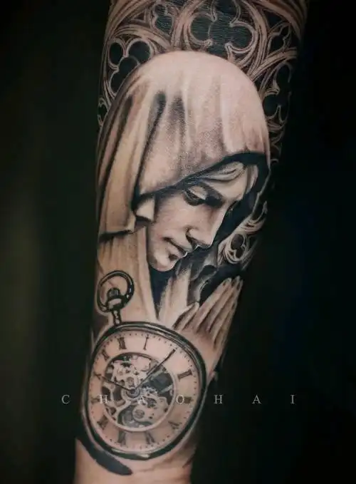 祈祷纹身图片_手臂欧美写实圣女时钟祈祷纹身图案