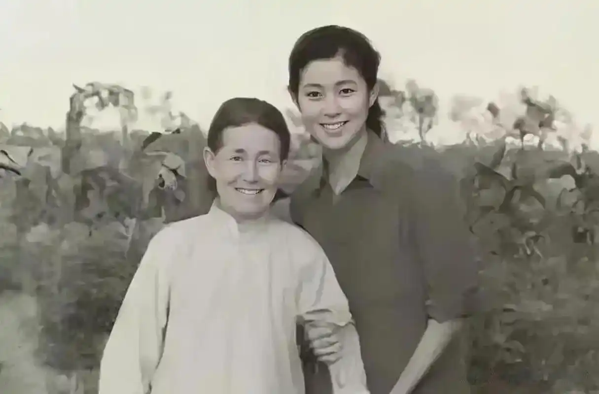 这是倪萍年轻的时候和姥姥在野外的一张合照.
