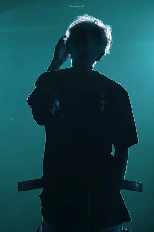 王源超话爱你发光的眼睛 也怜你疲累的背影#王源客厅狂欢巡演