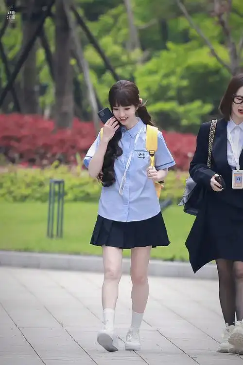 田曦薇校服双马尾造型