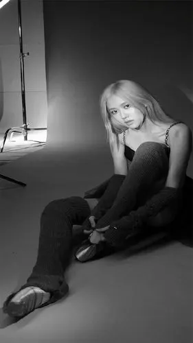 朴彩英黑白艺术写真高清手机壁纸