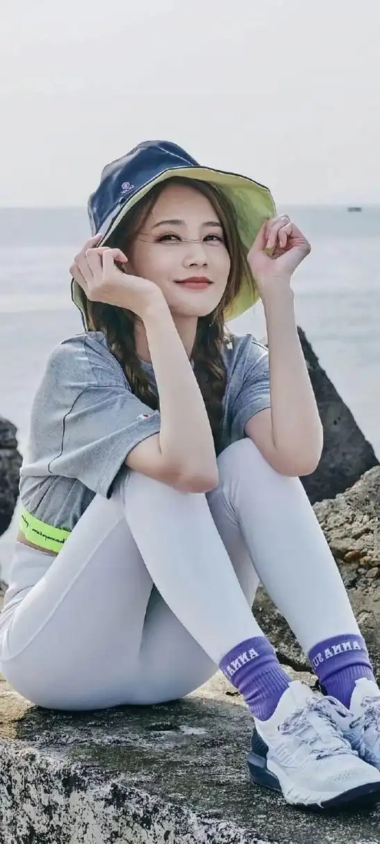 【李一桐运动风,真的好酷好可爱】  李一桐在这些照片中展现出了她的