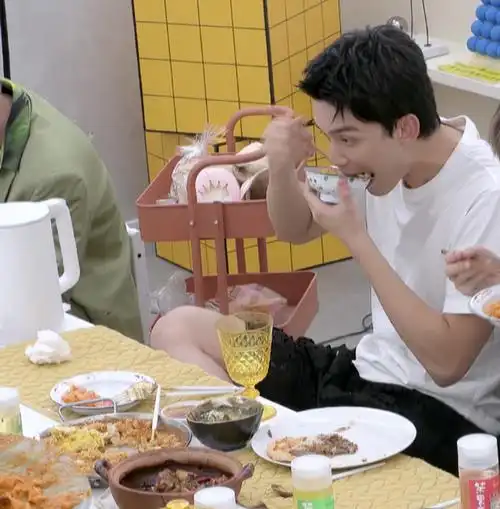 吴磊录制《拜托了冰箱》,吃饭的坐姿太霸气,网友:你是个偶像啊