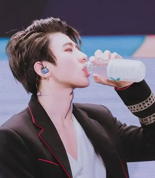 有种男人喝水叫蔡徐坤,喉结上的拉链是亮点,网友:太帅了