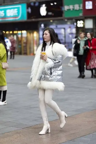 时尚区的小姐姐,穿白色短靴搭配打底裤,你会选择哪一款?