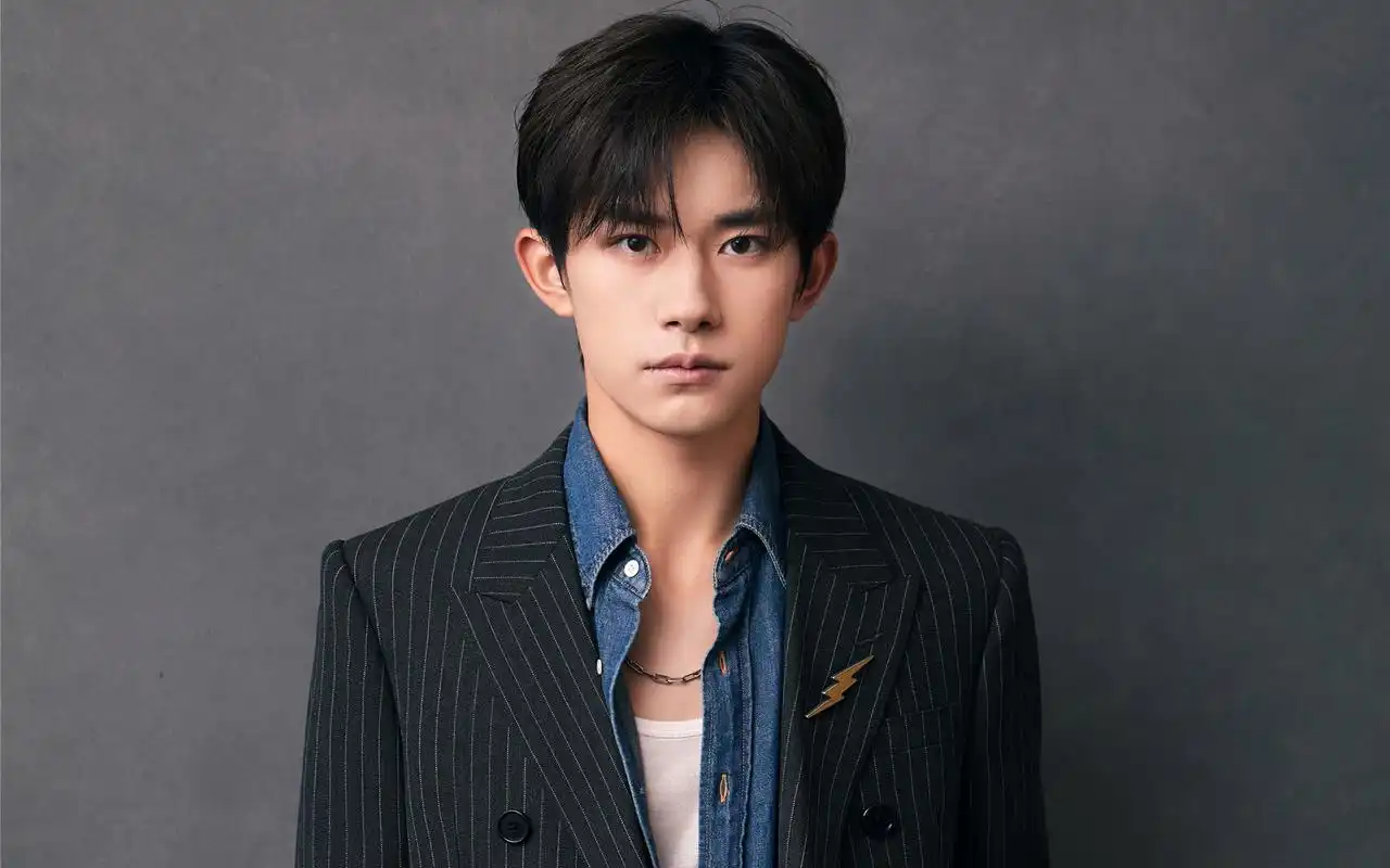 易烊千玺贝雷帽率性帅气图片桌面壁纸