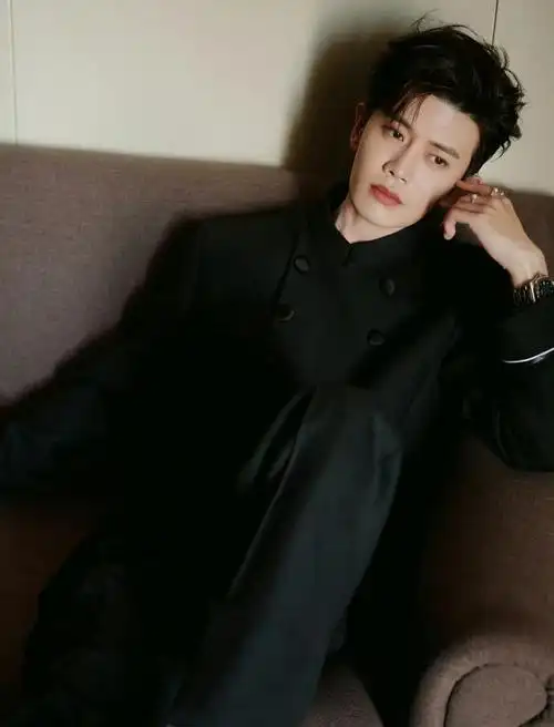 任嘉伦你还有哪是不完美的这个侧脸这个手颜控手控的人都有福了