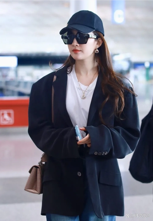 刘亦菲在北京机场亮相,抢尽众人眼球.