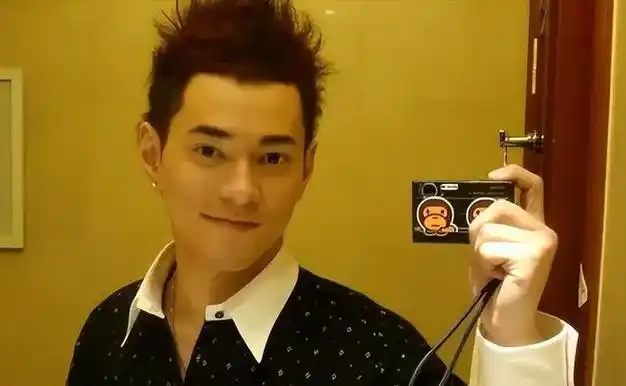 曝42岁李晨上海遛娃推简易婴儿车太低调女儿五官清秀超像爸