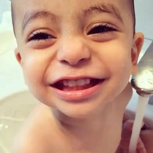 可爱混血宝贝嘟嘴卖萌头像