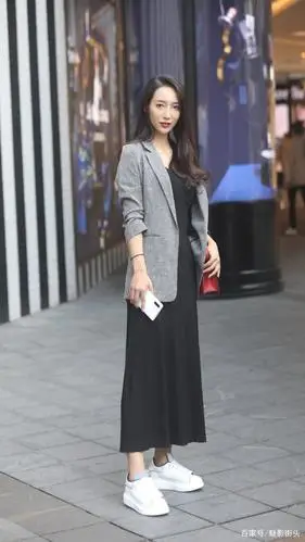 时髦的姑娘用西装搭配裙子,优雅帅气,展现刚柔并济之美
