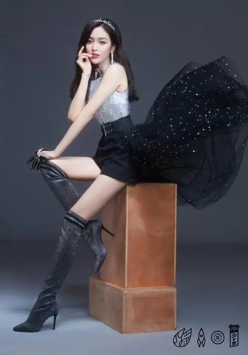 火箭少女101芒果台合体跨年 银色演出服光彩夺目