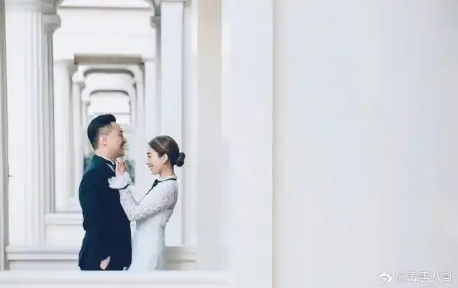 照片中,黄智雯身穿白色婚纱,为老公整理领带,露出幸福的笑容,二人十分