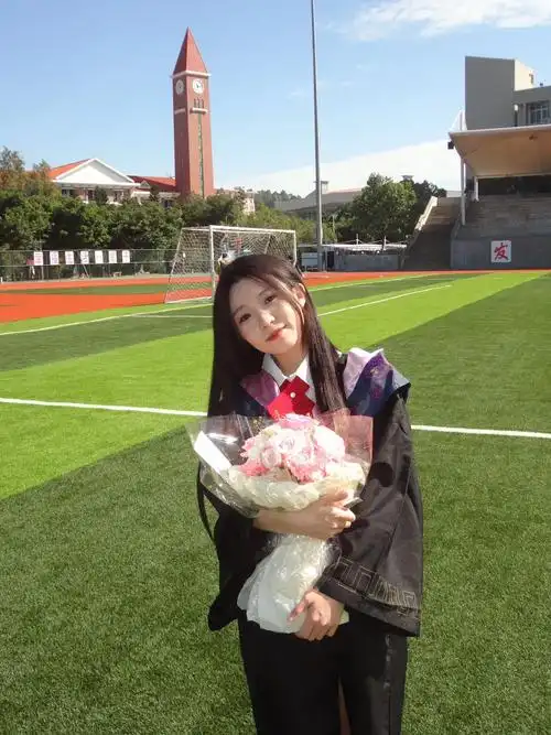 青春是无解的命题#学生时代 #毕业季 #女大学生 #学士服 - 抖音