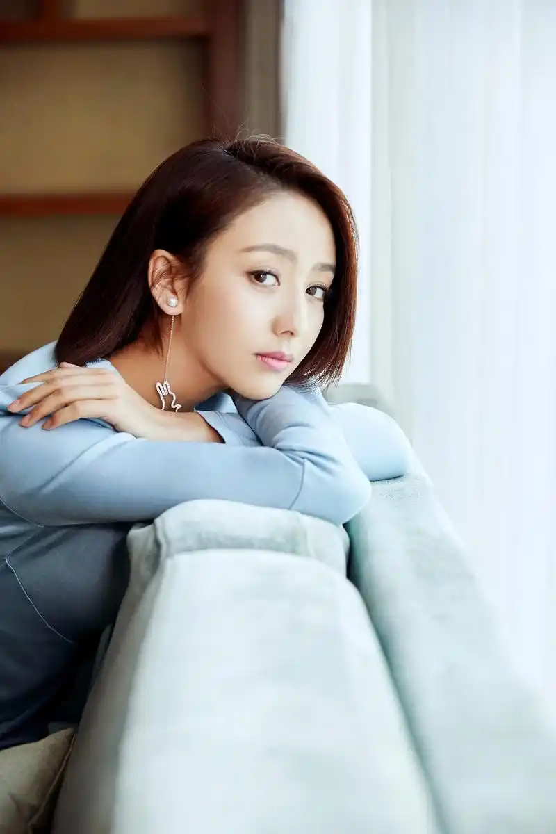 佟丽娅蓝色连衣裙 清新淡雅展曼妙身姿