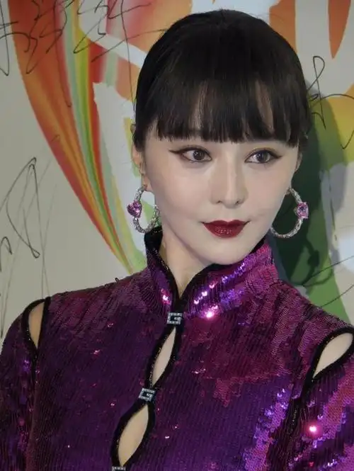 除此之外是范冰冰的发型,披肩发是不合适的,范冰冰选择了刘海和低马尾