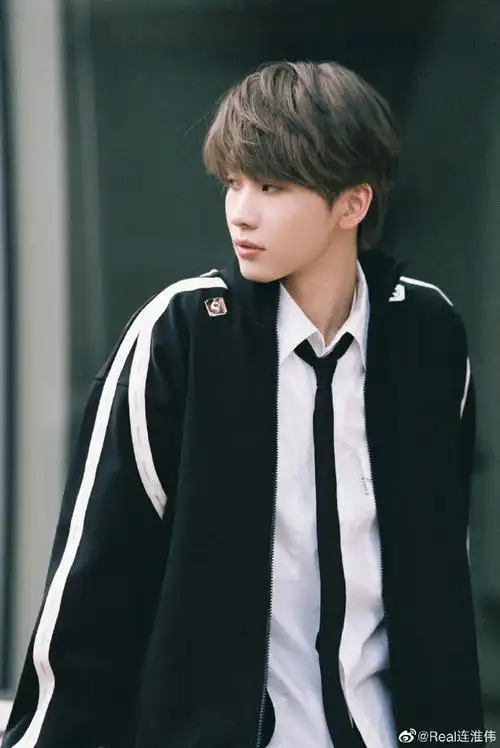 连淮伟黑色系穿搭##连淮伟黑色条纹卫衣写真