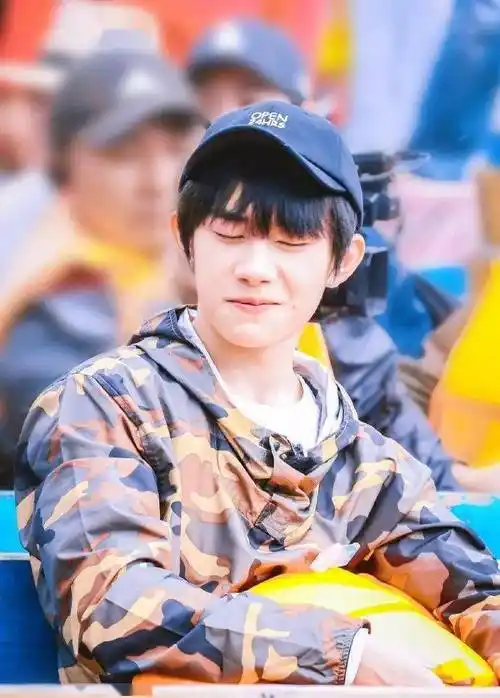 甜到明媚的易烊千玺梨涡浅笑的样子像极了阳光